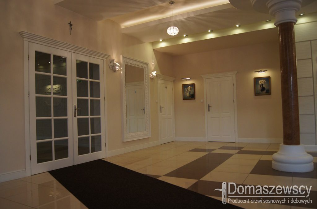 Białe duże i przeszklone drzwi klasyczne oraz pełne drewniane